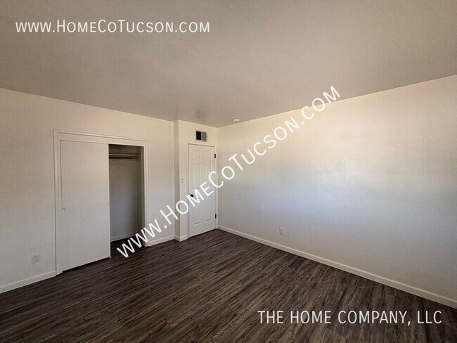 Building Photo - 833 W Jacinto St