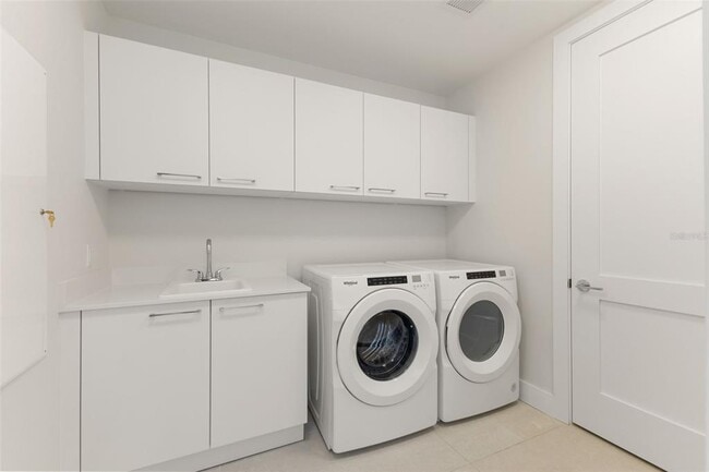 Building Photo - 275 1st Ave S