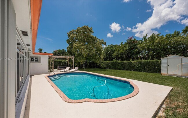 Building Photo - 810 S Rainbow Dr