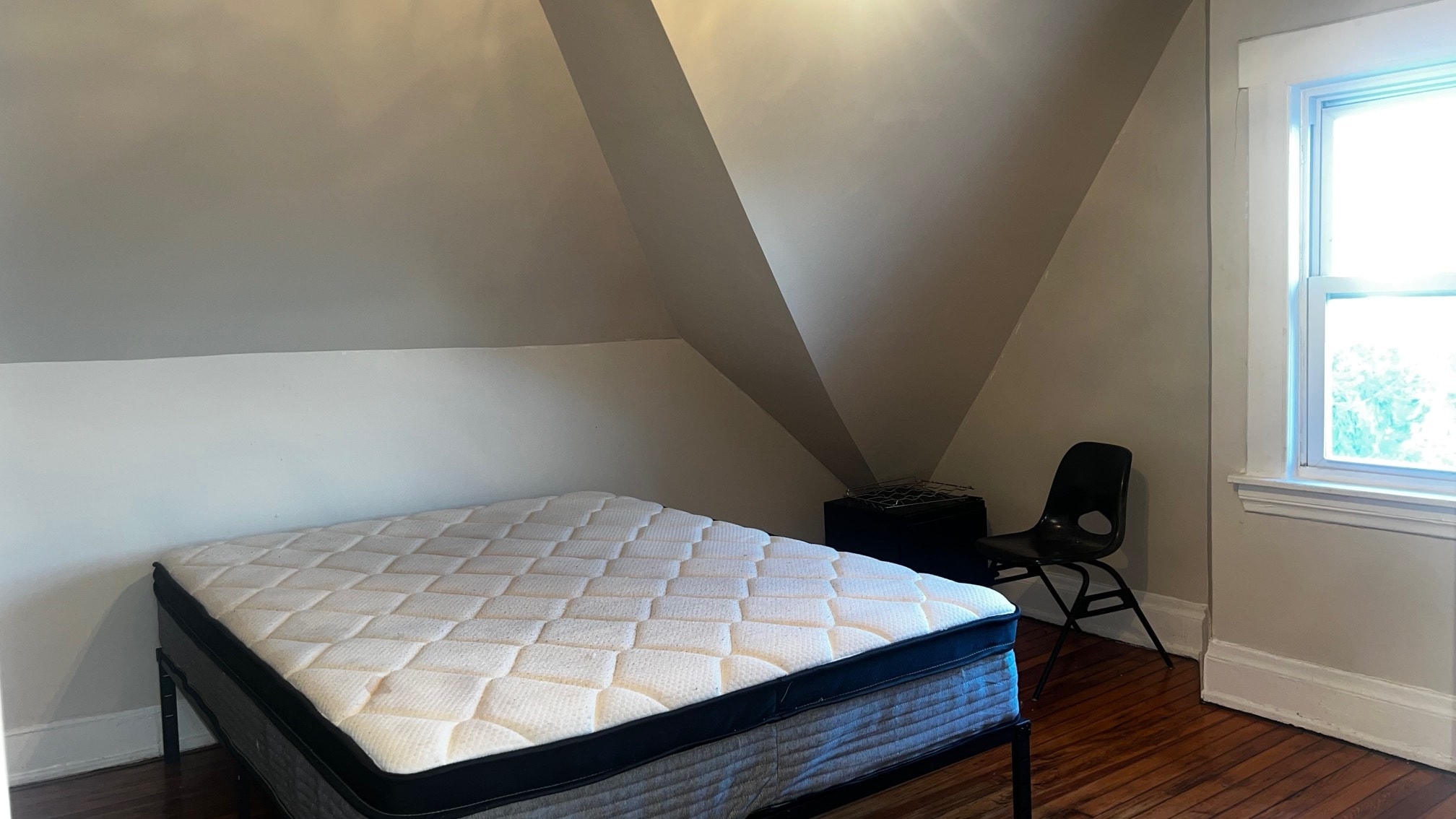 Furnished Bed $900 - 127 S Burnett St