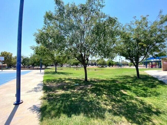 Building Photo - Spacious 3 bed, 2 bath upstairs, condo in Central Phoenix