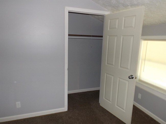 Building Photo - 860 N Lincoln St