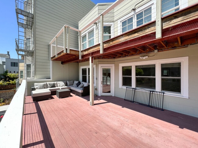 Building Photo - 2255 Beach St