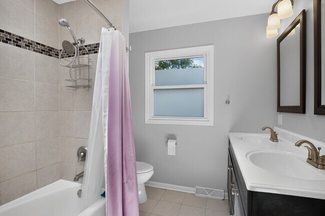 Building Photo - Spacious Stunning 3 BR House in Mount Prospect W/ Office/Playroom on Corner Lot