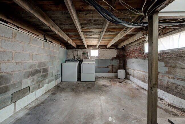 Building Photo - 418 N Flood Ave