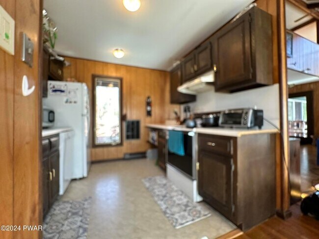 Building Photo - 402 Canoe Brook Dr
