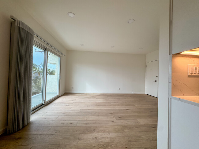 livingroom and balcony - 2721 2nd St