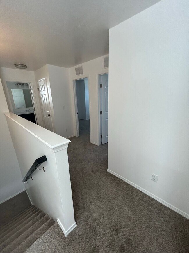 Building Photo - 3 Bedroom plus Loft For Rent! Victory Sout...