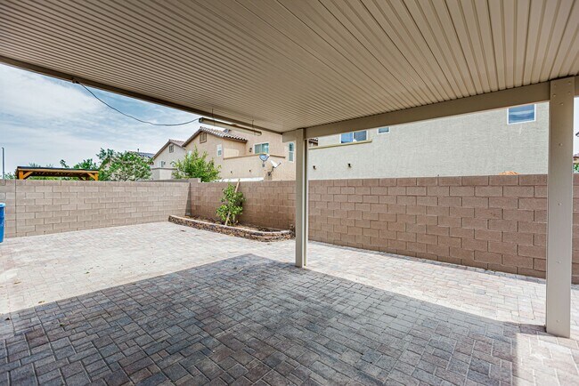Building Photo - Beautiful 2 story Home