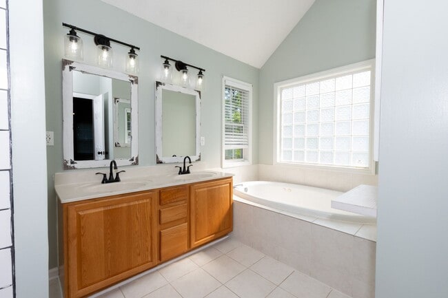 Building Photo - MOVE-IN READY