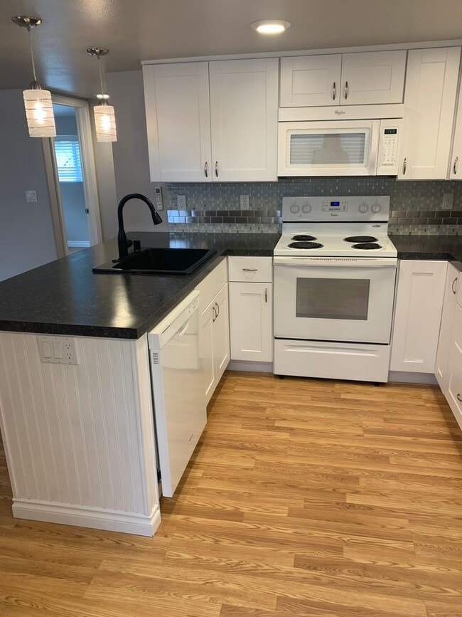 Building Photo - Adorable Two Bedroom One Bath on Cul De Sa...