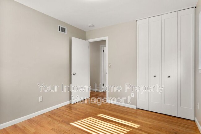 Building Photo - 2883 Fantasy Ln