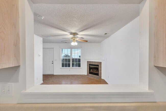 Building Photo - Townhome Close to Amenities!