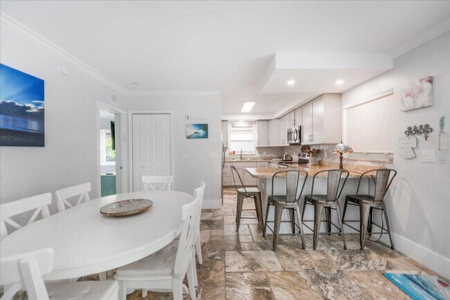 Building Photo - 1203 Hillsboro Mile