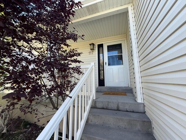 Building Photo - Spacious Tri-Level Home for Rent in Tooele...