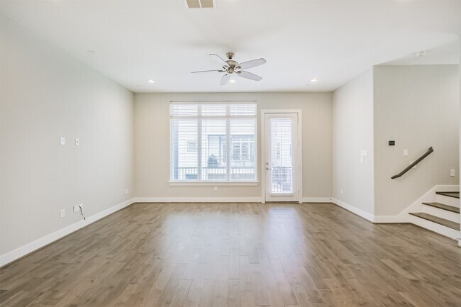 Building Photo - 1305 Mayfair Clarkson Ln