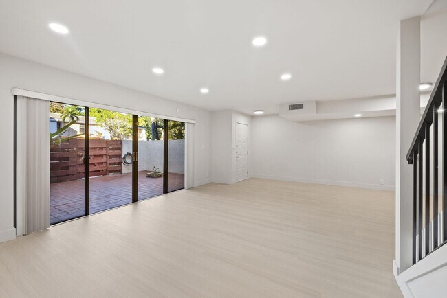 Building Photo - 3012 Willow Ln