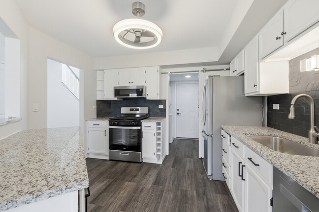 Building Photo - 1941 Quaker Hollow Ln