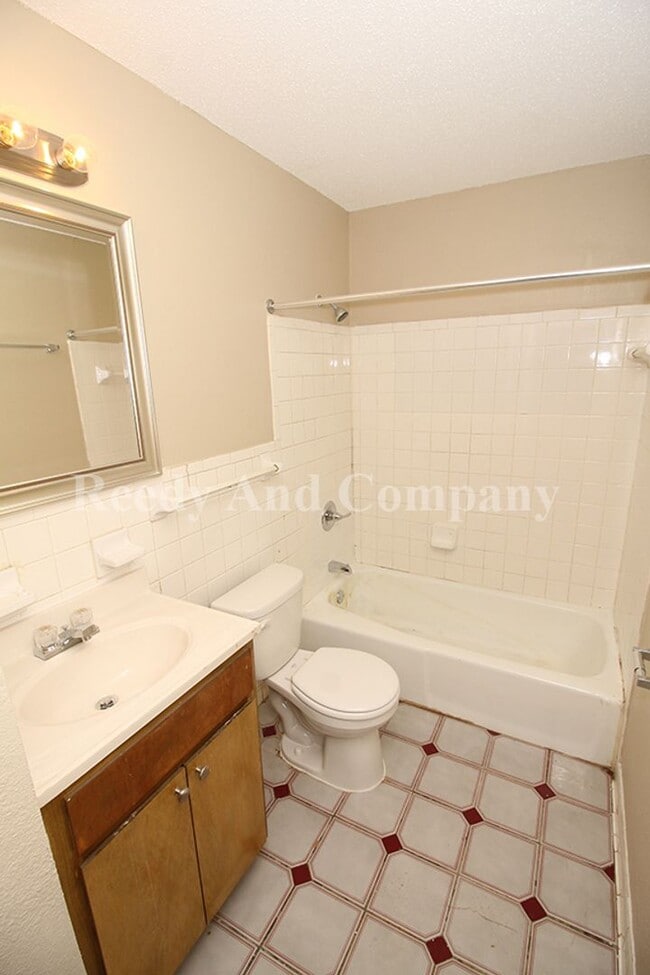 Building Photo - 324 McFarland Dr