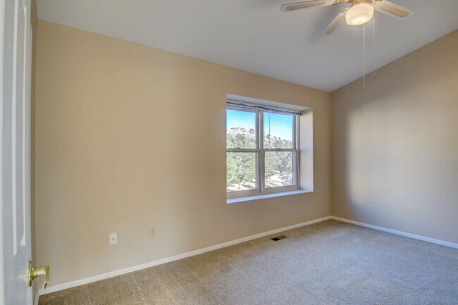 Building Photo - Updated 2-Bed Townhome in Ptarmigan Valley...