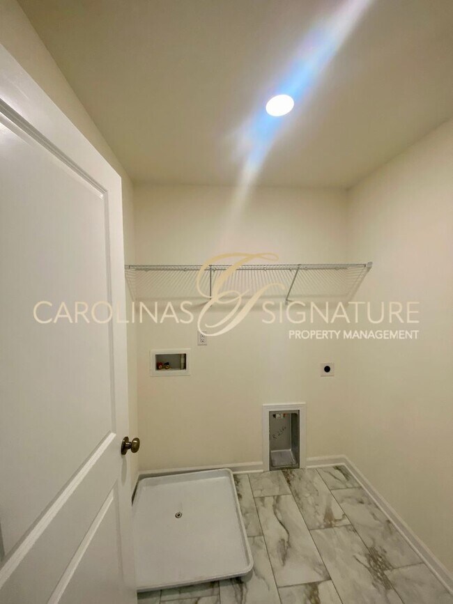 Building Photo - End Unit, 3BR/2.5BA Townhome in Piper Landing