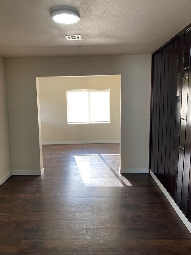 Building Photo - Spacious Multi-Level Apartment in the Hear...