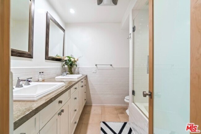 Building Photo - 1015 Kings Rd