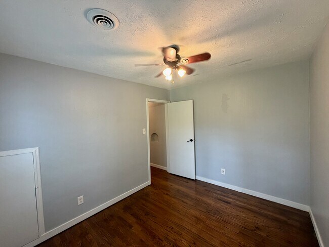 Building Photo - 416 W Wenger Rd