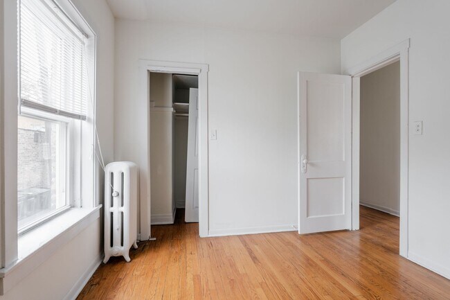 Building Photo - North Center / St. Bens - 2 Bed / 1 Bath - Heat Included