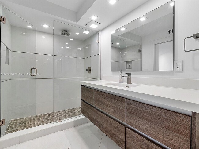Building Photo - 550 S Ocean Blvd