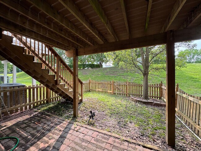 Building Photo - Gorgeous 3 Bed 2.5 Bath Interior Townhome ...