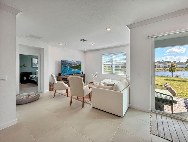 Building Photo - 5989 SE Sky Blue Cir