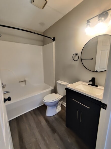 Building Photo - 706 Roberta Dr