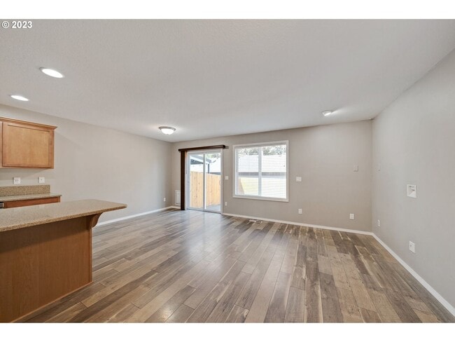 Building Photo - Stunning townhouse in Canby- 3 bed / 2.5 b...