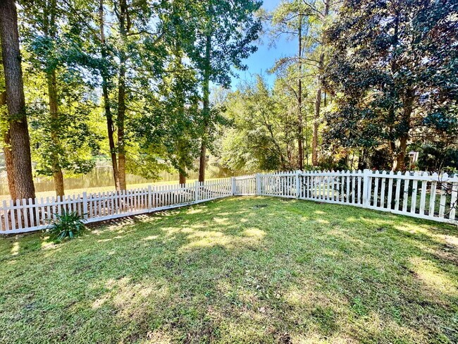 Building Photo - Three Bedroom Home in the Farm with a Lago...