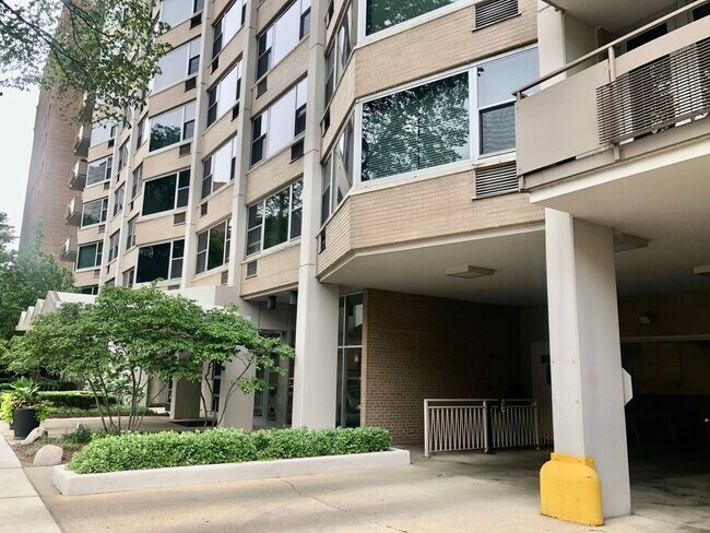 Building Photo - 555 W Cornelia Ave