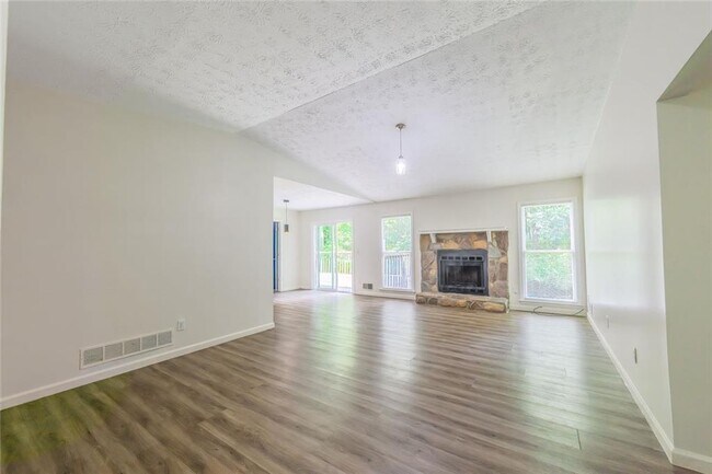 Building Photo - 2100 Whitebluff Way NE