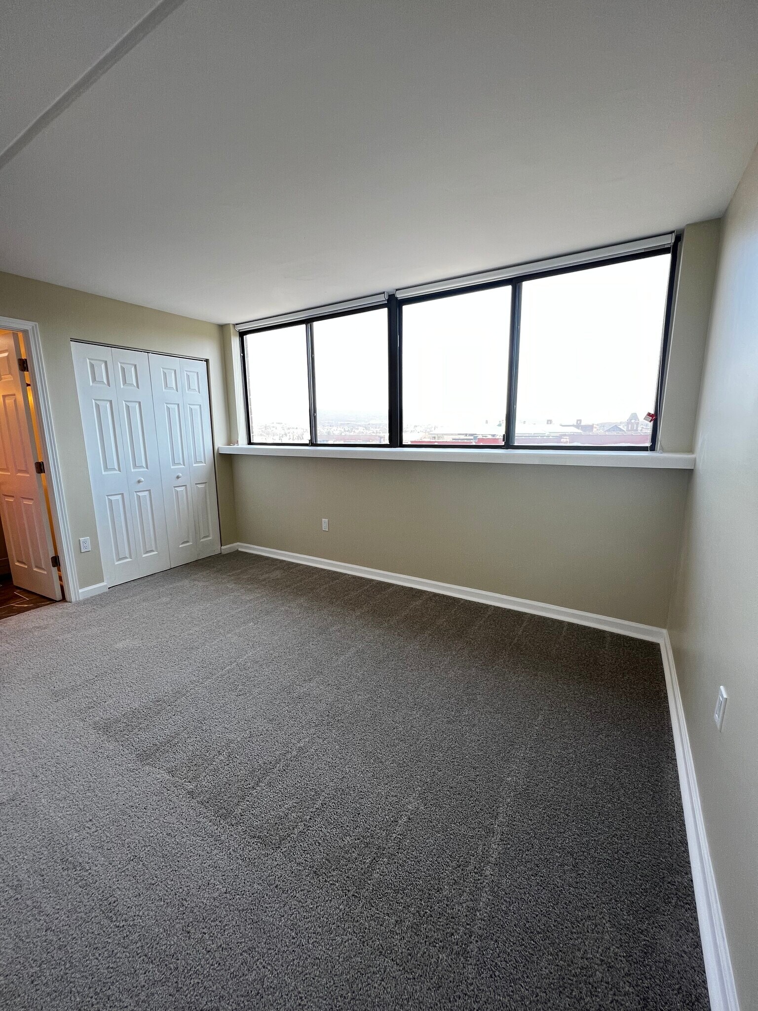 Main bedroom - 220 Linden St