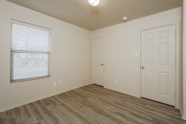 Building Photo - 10719 Goose Way