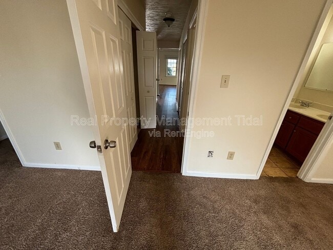 Building Photo - 10 Parkway Dr