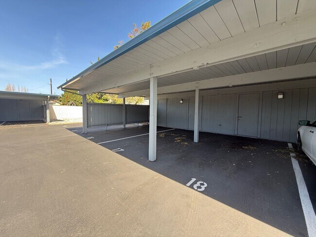 Building Photo - 2343 Fairway Dr