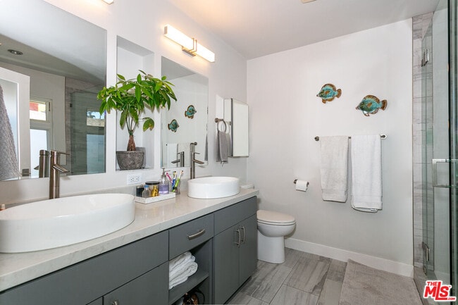 Building Photo - 2211 Canyon Dr