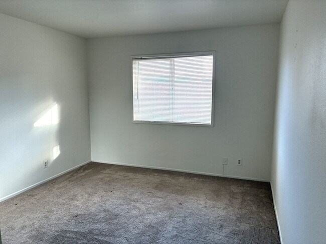 Building Photo - GREAT NEIGHBORHOOD IN RIALTO HILLS 4BED+2BATH