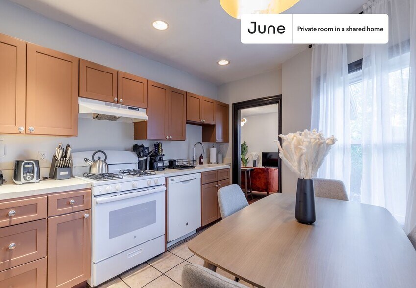 Building Photo - Private bedroom in 5 bed/2 bath Home