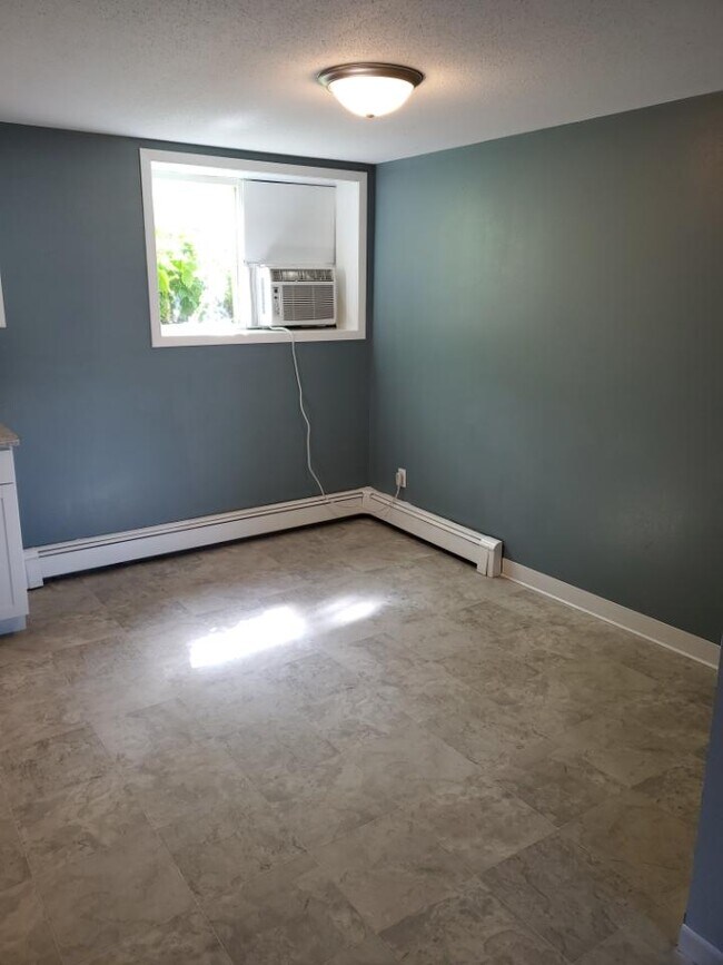 Building Photo - 1614 14th Ave S