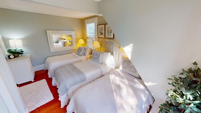 Building Photo - Spacious Historic Home on a Large Corner Lot - Walkable to Many Restuarants and Parks