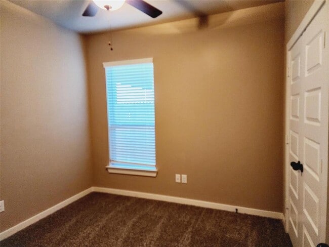 Building Photo - 9836 Grosbeak Ln