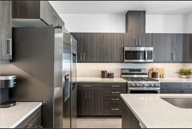 Building Photo - Boise 3 Bed 2.5 Bath 2 Car Garage Townhome AVAILABLE NOW!  $500 RENT CREDIT AT MOVE IN!