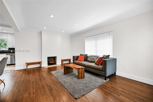 Building Photo - 295 De Leon Dr