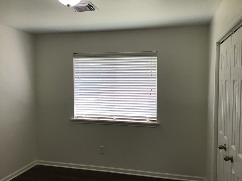 Building Photo - 327 Leisure Ln